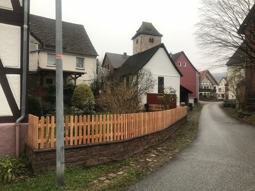 Neuer Zaun von einem Vorgarten