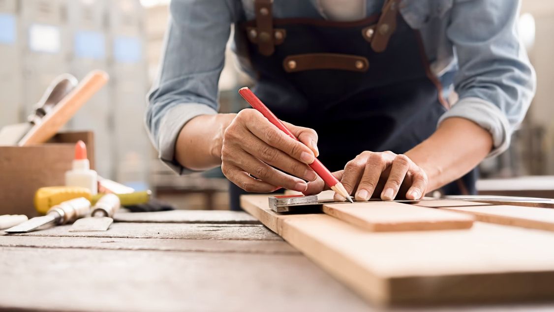 Tischlermeister arbeitet an Holz